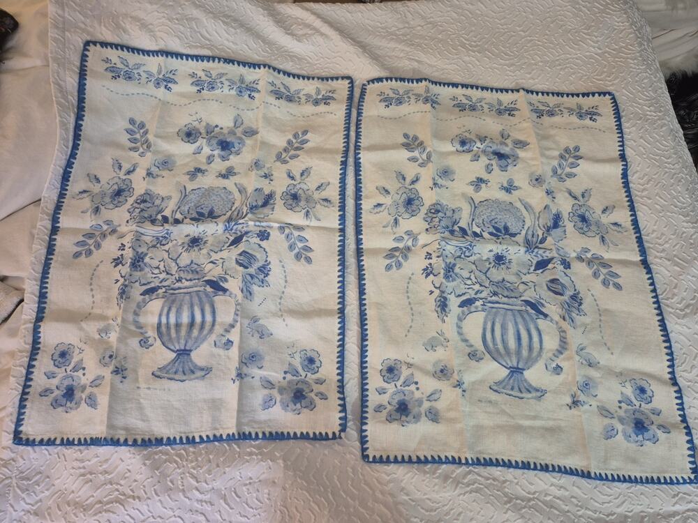 💥 2 Anthropologie Terrain Kayla Antiel Dish Towels Delft Vase A4